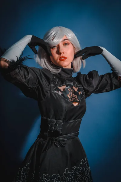 Porträtt Cosplay Kvinna Svart Kostym Och Vit Peruk Studio Blå — Stockfoto