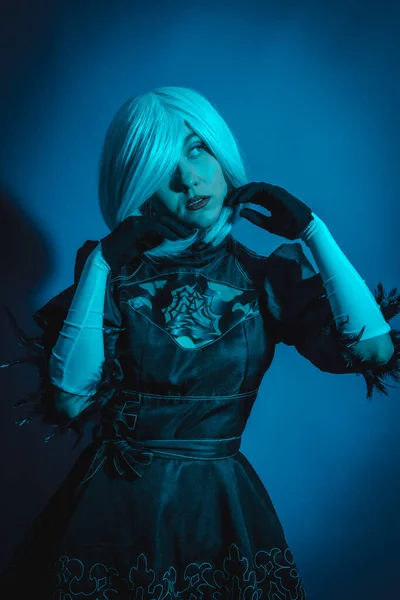 Portrait Femme Cosplay Costume Noir Une Perruque Blanche Studio Avec — Photo