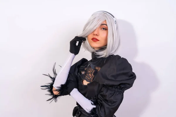 Portrait Femme Cosplay Costume Noir Perruque Blanche Studio Sur Fond — Photo