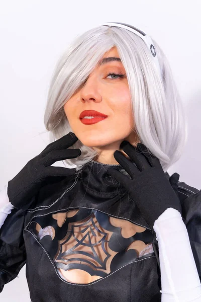 Ritratto Donna Cosplay Costume Nero Parrucca Bianca Studio Sfondo Bianco — Foto Stock
