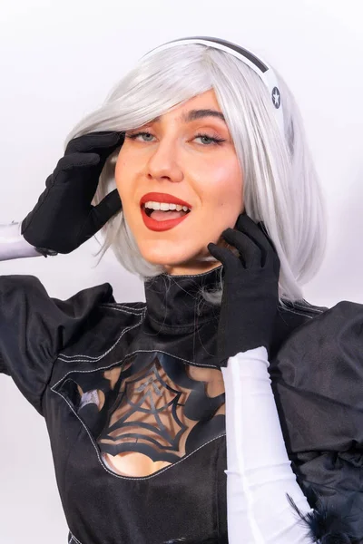 Ritratto Donna Cosplay Costume Nero Parrucca Bianca Studio Sfondo Bianco — Foto Stock