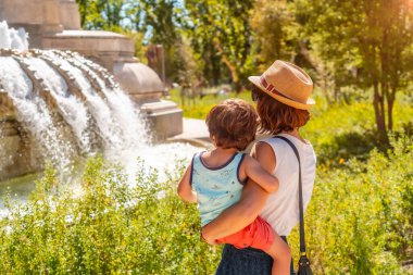 Anne ve oğlu Madrid 'in merkezindeki Cervantes Anıtı' nın çeşmesini geziyorlar.