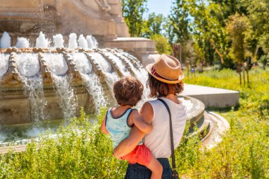 Anne ve oğlu Madrid 'in merkezindeki Cervantes Anıtı' nın çeşmesini geziyorlar.