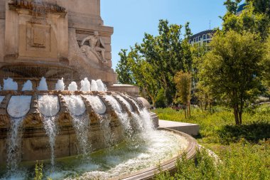 Burgos 'taki Aranda de Duero' da Santa Maria la Real kilisesini ziyaret eden bir kadın. İspanya