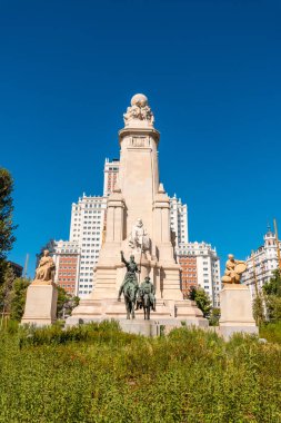 İspanya 'nın başkenti Madrid' deki Cervantes anıtı.