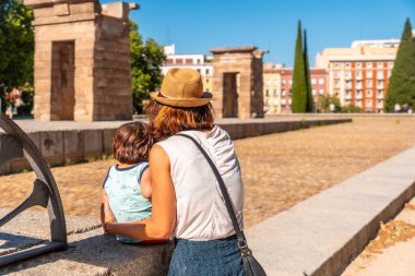 Mısır 'ın Madrid şehrindeki Debod Tapınağı, anne ve oğlu antik Mısır tapınağını ziyaret ediyor.