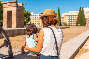 Mısır 'ın Madrid şehrindeki Debod Tapınağı, anne ve oğlu antik Mısır tapınağını ziyaret ediyor.