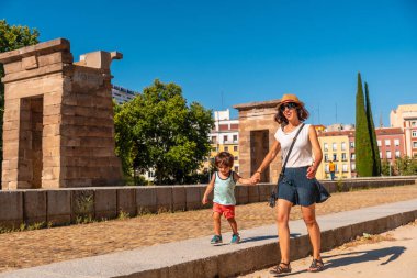 Mısır 'ın Madrid şehrindeki Debod Tapınağı' nda anne ve oğlu eski Mısır tapınağında eğleniyor.