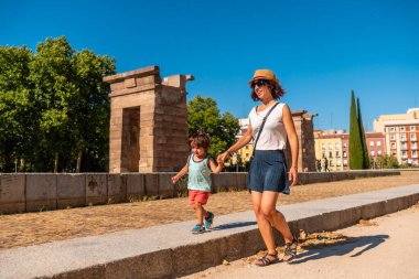 Mısır 'ın Madrid şehrindeki Debod Tapınağı' nda anne ve oğlu eski Mısır tapınağında eğleniyor.