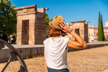 Madrid, Mısır 'daki Debod Tapınağı. Eski Mısır tapınağını ziyaret eden turist kadın.