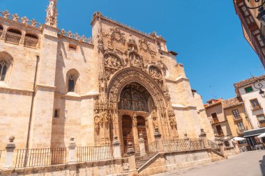 Burgos 'taki Aranda de Duero' da Santa Maria la Real kilisesini ziyaret eden bir kadın. İspanya