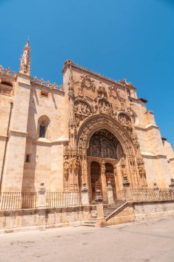 Burgos 'taki Aranda de Duero' da Santa Maria la Real kilisesini ziyaret eden bir kadın. İspanya