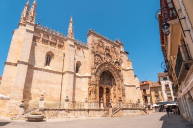 Burgos 'taki Aranda de Duero' da Santa Maria la Real kilisesini ziyaret eden bir kadın. İspanya