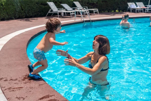 Anne Oğul Yaz Tatilinde Havuzda Annenin Üstünde Suya Atlıyorlar — Stok fotoğraf