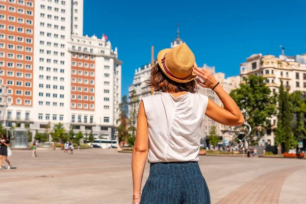 マドリードの首都の中心部にあるスペイン広場の若い観光客の女性休日を楽しんで — ストック写真