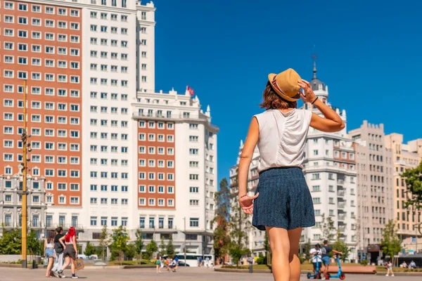 Молодая Женщина Туристической Шляпе Площади Испании Центре Столицы Мадрида Наслаждается — стоковое фото