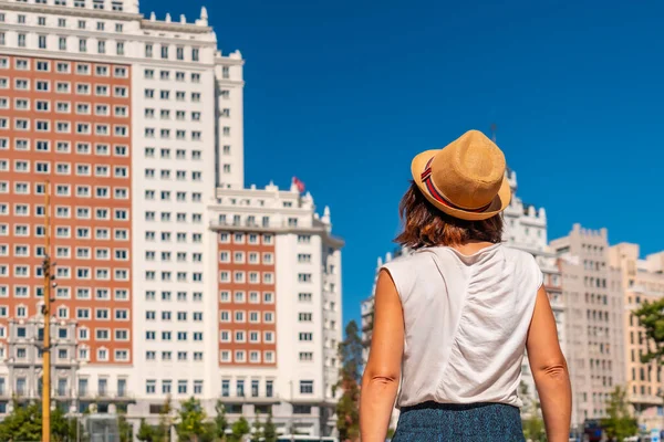 Молодая Туристка Площади Испании Центре Столицы Мадрида Наслаждается Отпуском Летом — стоковое фото