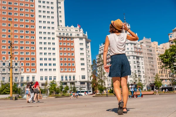在西班牙首都马德里市中心的西班牙广场上 戴着旅游帽的年轻女子正在享受夏天的假期 — 图库照片