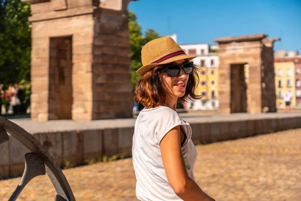 Debod Tempel Staden Madrid Egypten Turist Kvinna Med Hatt Det — Stockfoto