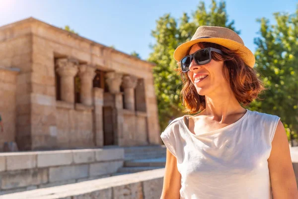 Debod Tempel Madrid Stad Egypten Ung Turist Kvinna Med Hatt — Stockfoto