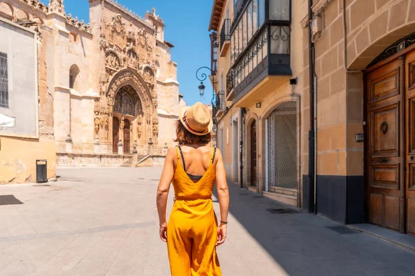 Nainen Vierailee Santa Maria Realin Kirkossa Aranda Duerossa Burgosin Maakunnassa — kuvapankkivalokuva