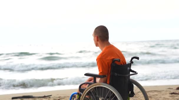 Retrato Uma Pessoa Com Deficiência Costas Uma Cadeira Rodas Praia — Vídeo de Stock