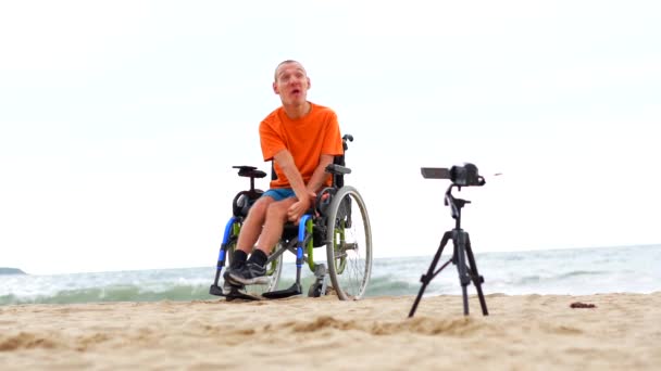 Портрет Инвалида Инвалидной Коляске Пляже — стоковое видео