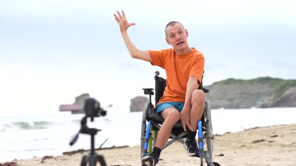 Portret Osoby Niepełnosprawnej Wózku Inwalidzkim Plaży Nagrywającej Wideo — Wideo stockowe