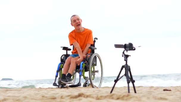 Porträtt Handikappad Person Rullstol Som Spelar Ett Videoklipp Bredvid Stranden — Stockvideo
