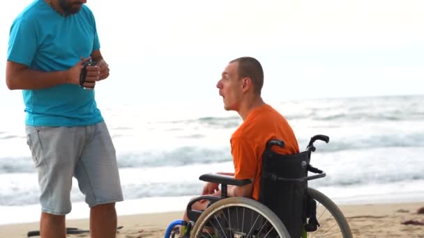 Uma Pessoa Com Deficiência Uma Cadeira Rodas Praia Divertindo Com — Vídeo de Stock