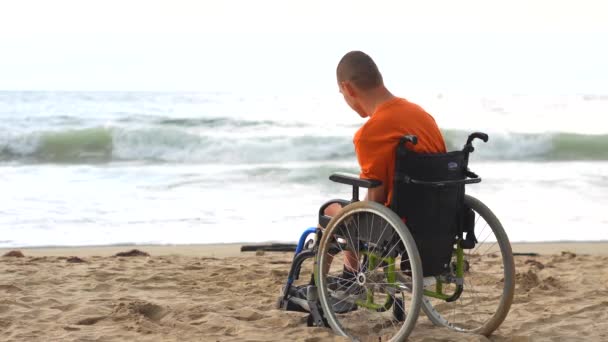 Retrato Uma Pessoa Com Deficiência Uma Cadeira Rodas Praia Pensativo — Vídeo de Stock