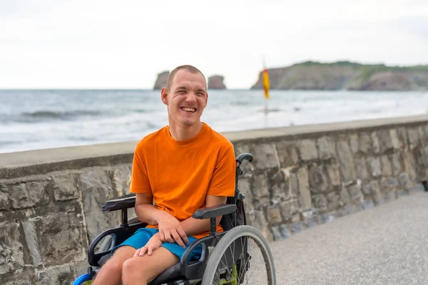Porträtt Handikappad Person Rullstol Vid Stranden Kul Sommaren — Stockfoto