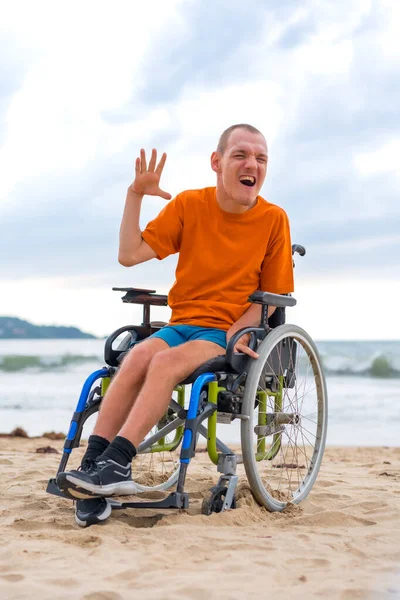 Uma Pessoa Com Deficiência Uma Cadeira Rodas Praia Verão — Fotografia de Stock