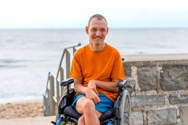 Porträtt Handikappad Person Rullstol Stranden Sommarsemester — Stockfoto