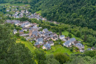 Fransız Pirenesi 'ndeki Borce Belediyesi' nden ve güzel dağlarından manzarayı izleyin.