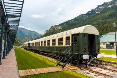 Pireneler 'deki eski Canfranc tren istasyonunda vagonları restore ettim. İspanya