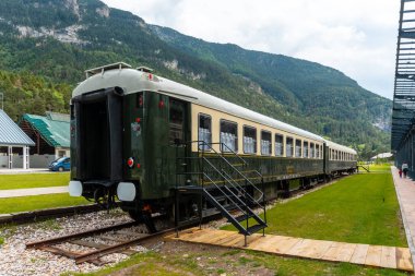 Pireneler 'deki eski Canfranc tren istasyonunda vagonları restore ettim. İspanya