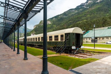 Pireneler 'deki eski Canfranc tren istasyonunda vagonları restore ettim. İspanya