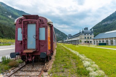 Pireneler 'deki Canfranc tren istasyonundaki eski vagonlar. İspanya
