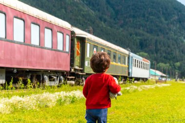 Çocuk Pireneler 'deki eski Canfranc tren istasyonunda eğleniyor. İspanya