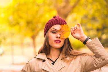 Açık hava atmosferik yaşam tarzı. Sonbaharda ormanda genç ve güzel bir kadının portresi.