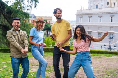 Şehirdeki bir parkta, bir arkadaşlık partisinde dans eden bir grup çok ırklı arkadaş. Yaz eğlencesi