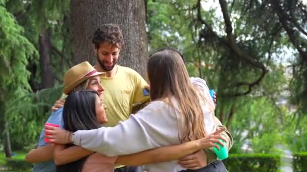 Grupo Multiétnico Fiesta Cumpleaños Parque Ciudad Abrazado Símbolo Amistad Para — Vídeo de stock