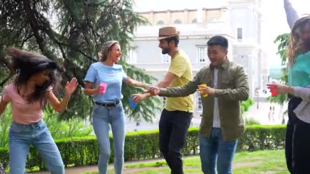 Multietnická Skupina Narozeninové Párty Městském Parku Tančí Usmívá Spolu Stromy — Stock video