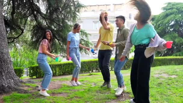 市立公园里的多民族生日派对 一边玩乐 一边用彩杯跳舞 — 图库视频影像