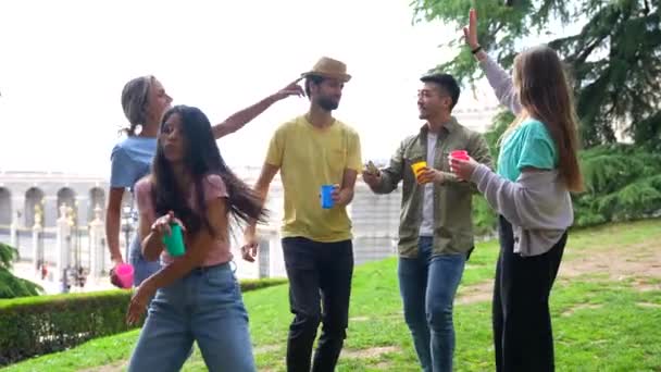 Şehir Parkında Çok Irklı Bir Grup Arkadaşları Arasında Eğleniyor Beşlik — Stok video
