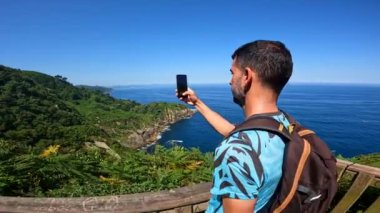 Gipuzkoa 'da San Sebastian' da Monte Ulia bakış açısında fotoğraf çeken genç bir adam.
