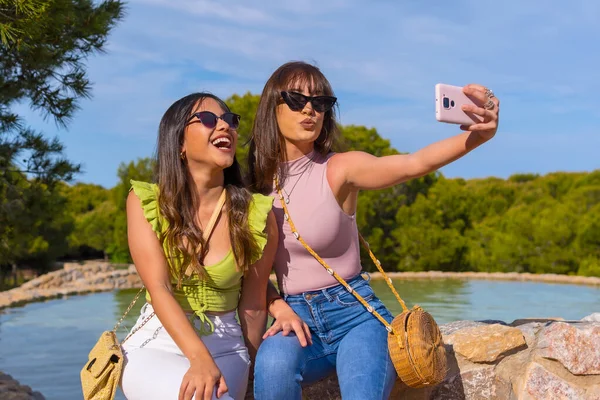Uśmiechnięci Przyjaciele Robią Sobie Selfie Telefonem Wakacjach Parku — Zdjęcie stockowe