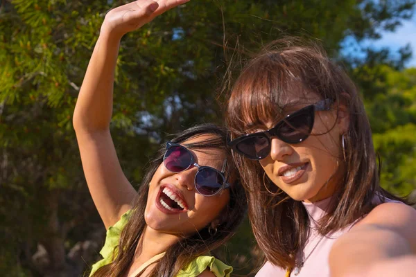 Amici Sorridenti Prendere Selfie Con Telefono Vacanza Estiva Molto Felice — Foto Stock