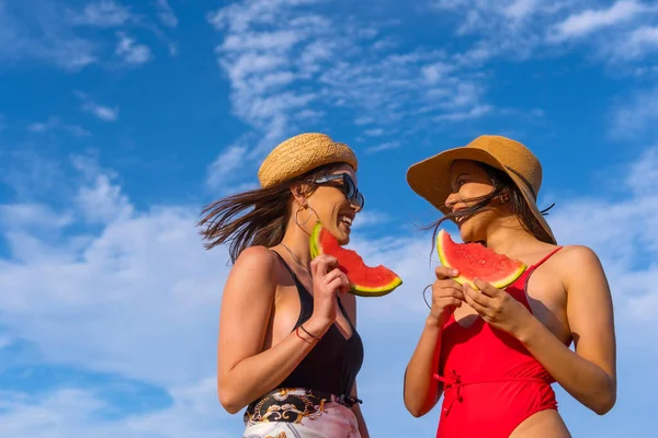 Vrouwelijke Vrienden Aan Het Strand Zomer Eten Een Watermeloen Met — Stockfoto